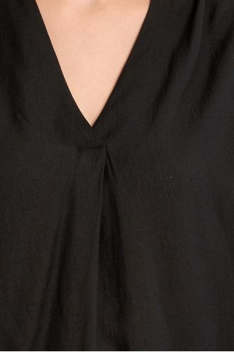 Top de mujer de manga corta, detalle pliegues.