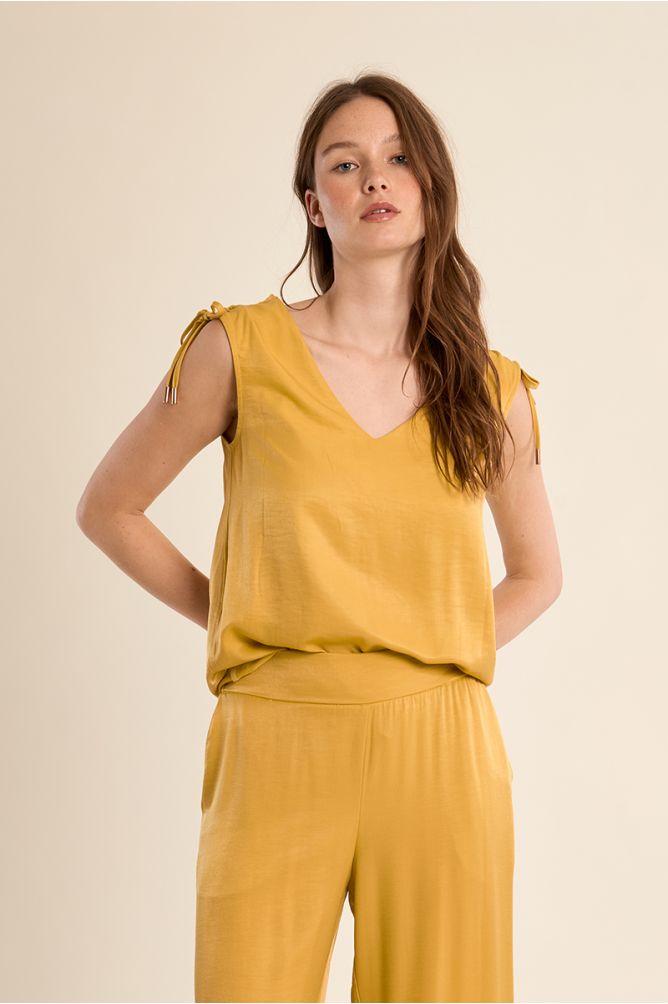 Straight, flowing top