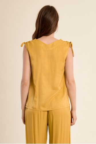 Straight, flowing top