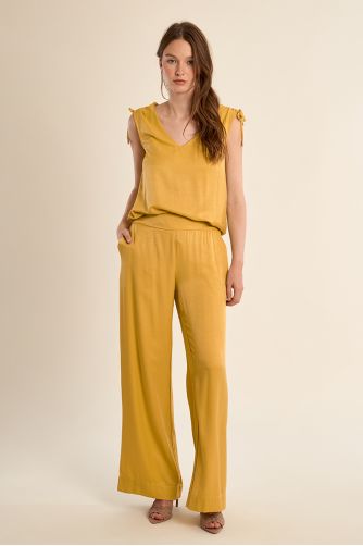 Straight, flowing top