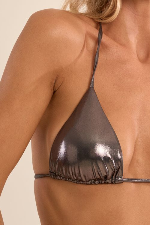 Top de bikini de triangulo, en tejido brillante.