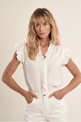 Camisa de mujer de manga corta, detalle volantes.