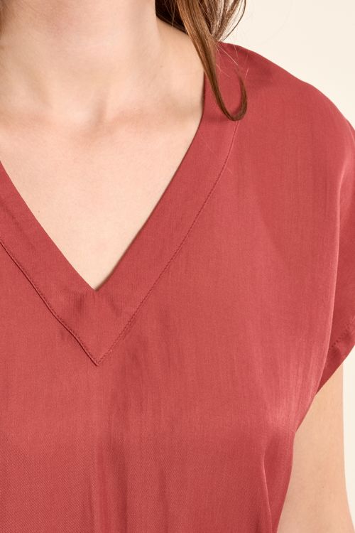 Top de mujer de manga corta, cuello en V.
