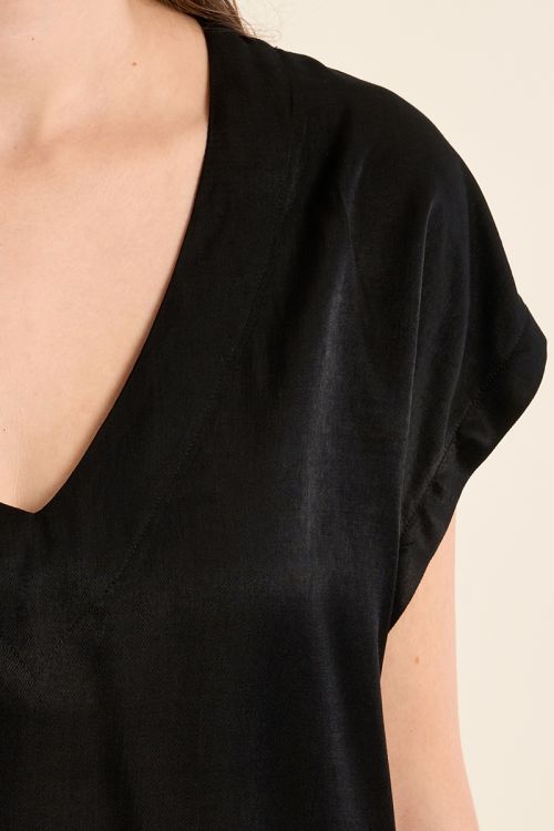 Top de mujer de manga corta, cuello en V.