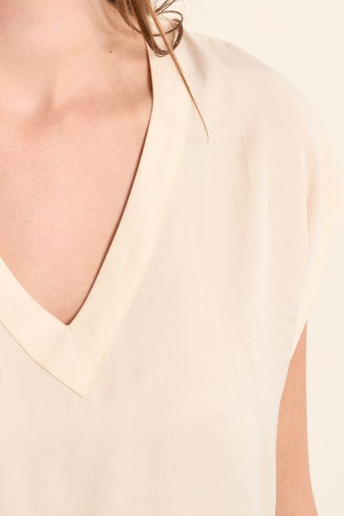 Top de mujer de manga corta, cuello en V.