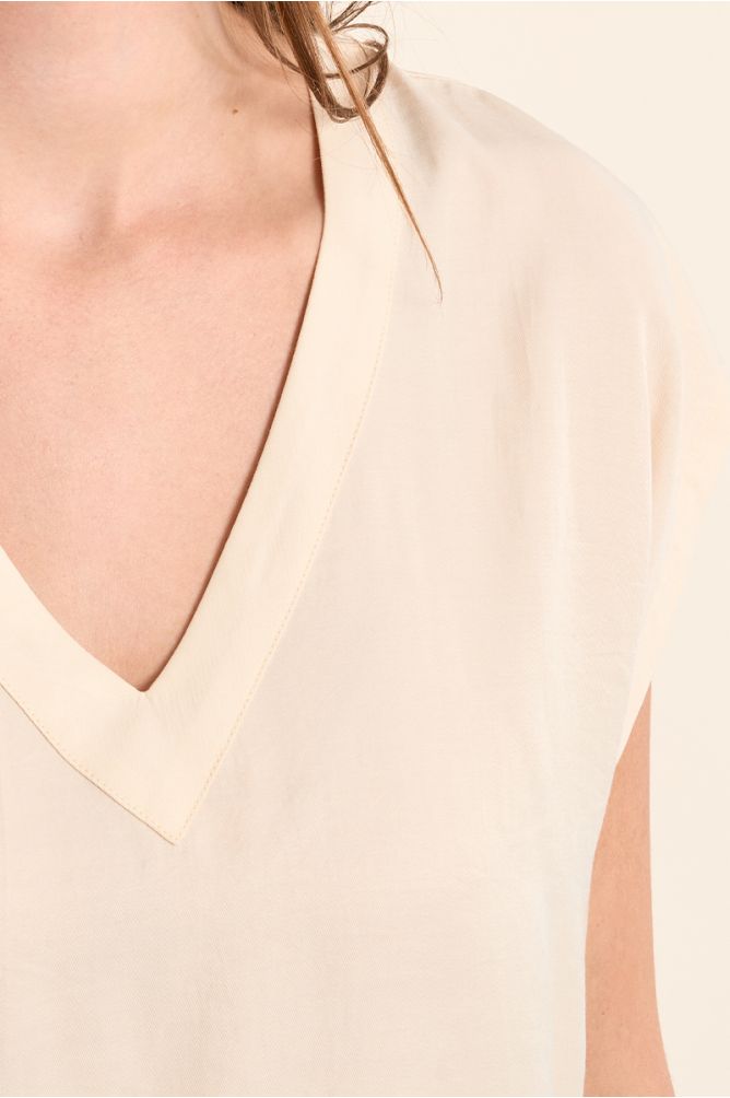 Top de mujer de manga corta, cuello en V.