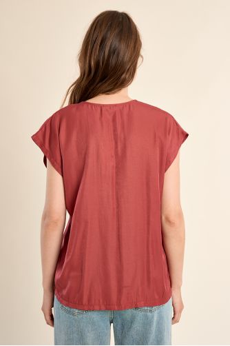 Basic T-shirt studded with rhinestones