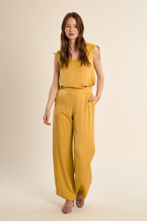 Pantalón de mujer largo, perneras anchas.