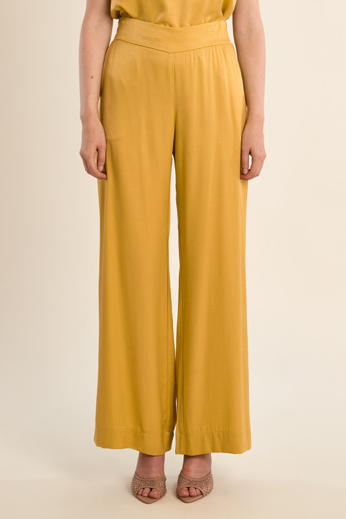 Pantalón de mujer largo, perneras anchas.