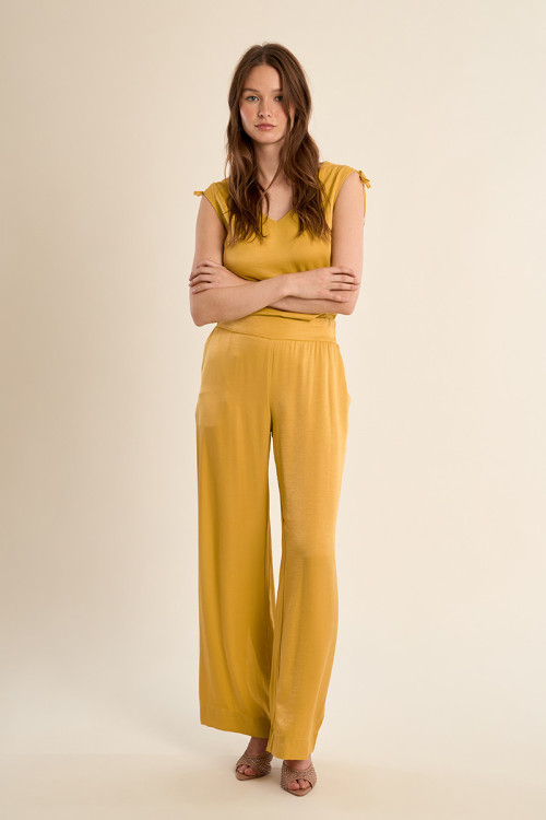 Pantalón de mujer largo, perneras anchas.