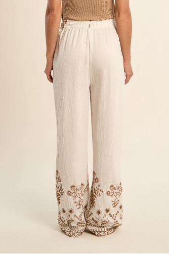 Pantalón de mujer largo, con detalles bordados.