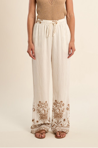 Pantalón de mujer largo, con detalles bordados.