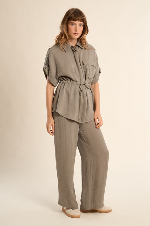 Pantalón de mujer largo, detalle pliegues.