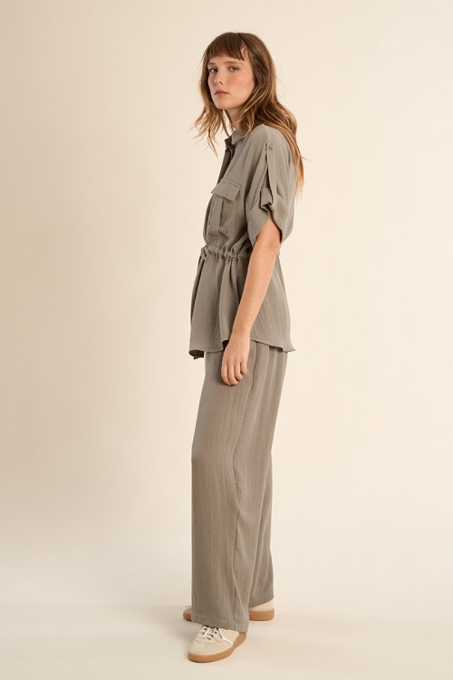 Pantalón de mujer largo, detalle pliegues.