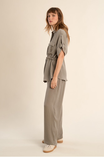 Pantalón de mujer largo, detalle pliegues.