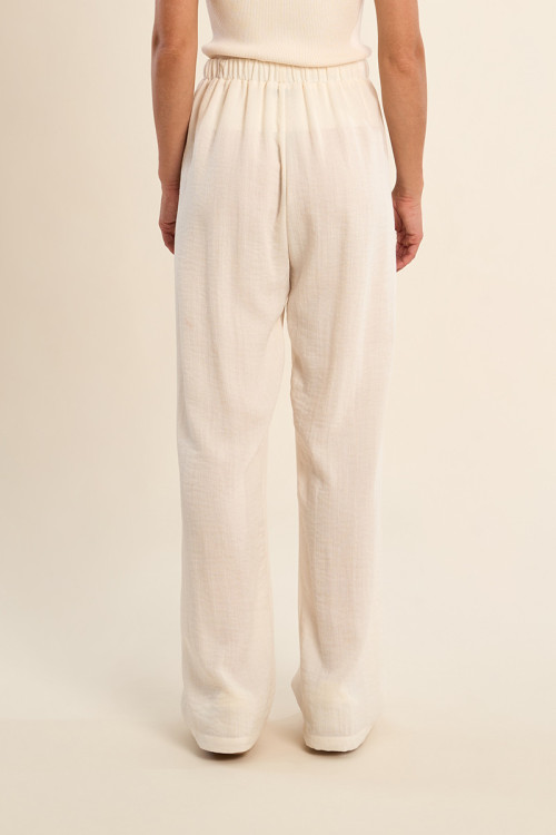 Flowy, high-waisted trousers