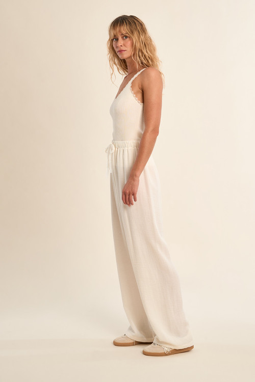 Flowy, high-waisted trousers
