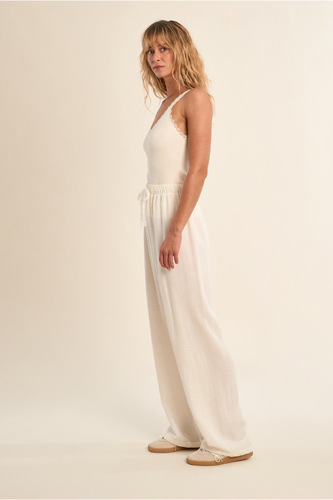 Flowy, high-waisted trousers