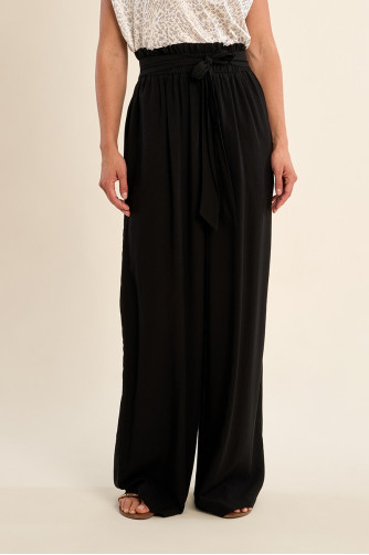 Pantalón de mujer largo, con lazada y pliegues.