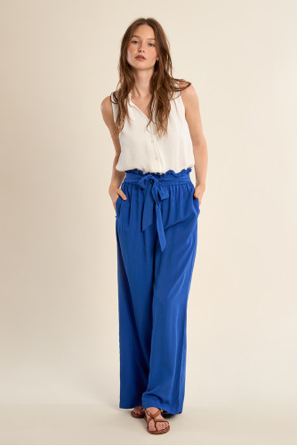 Pantalón de mujer largo, con lazada y pliegues.