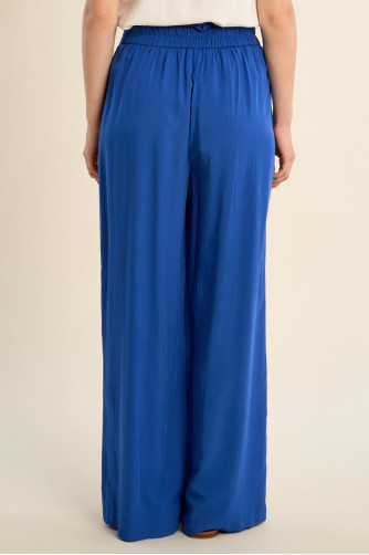 Pantalón de mujer largo, con lazada y pliegues.