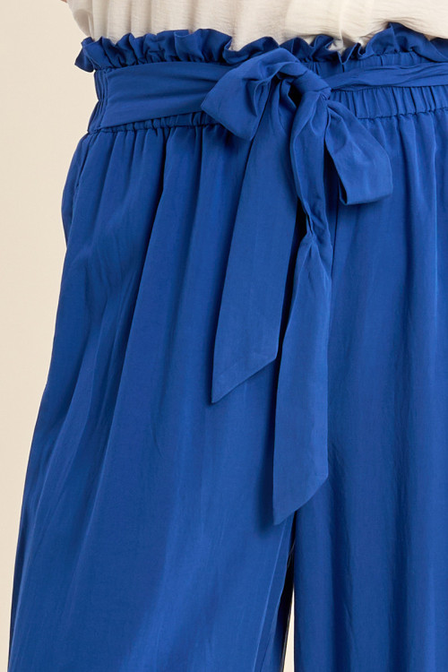 Pantalón de mujer largo, con lazada y pliegues.