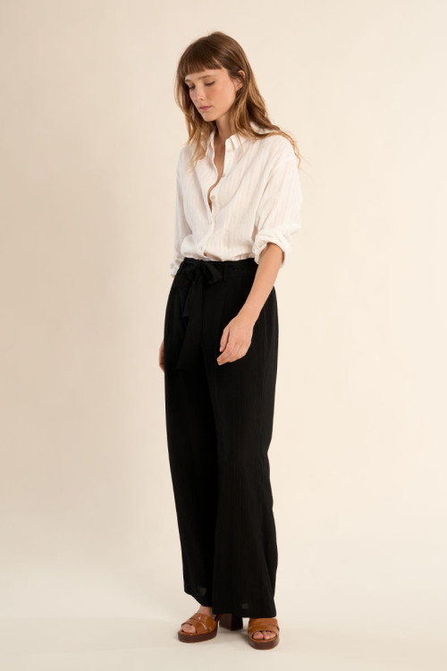 Pantalón de mujer largo, con lazada, detalle pliegues.