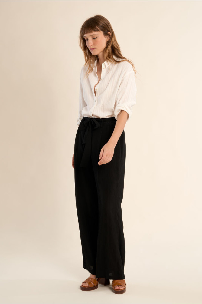 High-waisted trousers, knotted