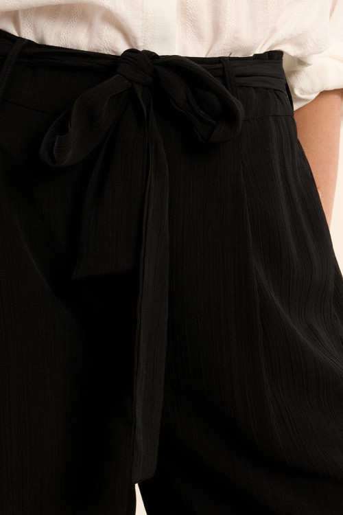 Pantalón de mujer largo, con lazada, detalle pliegues.