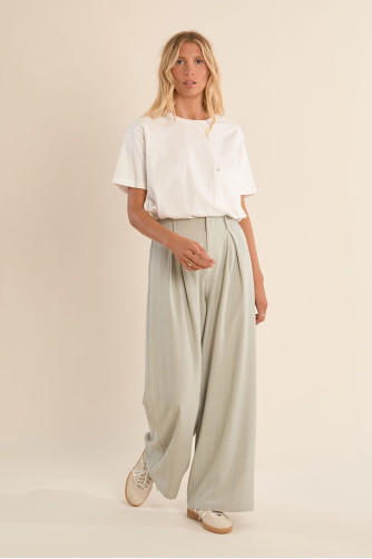 Pantalón de mujer largo, detalle pinzas.