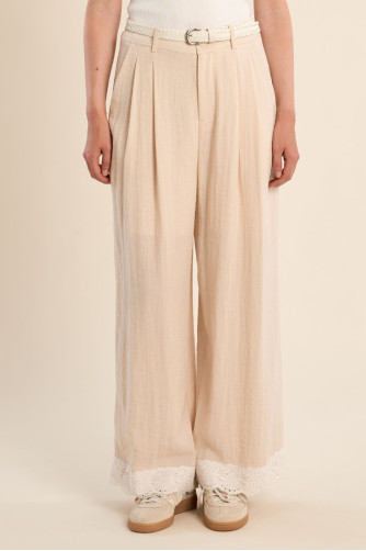 Pantalón de mujer largo, vaporoso, detalle encaje.