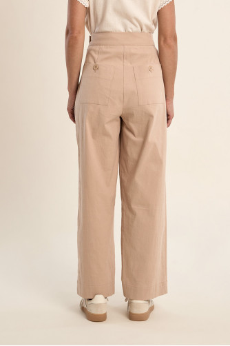 Pantalón de mujer tobillero, detalle pinzas.