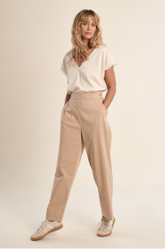 Pantalón de mujer tobillero, detalle pinzas.