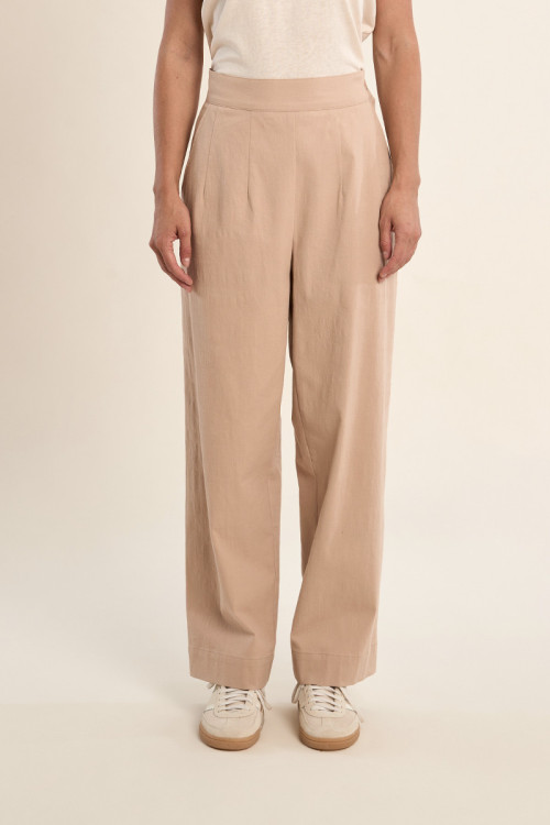 Flowy, high-waisted trousers
