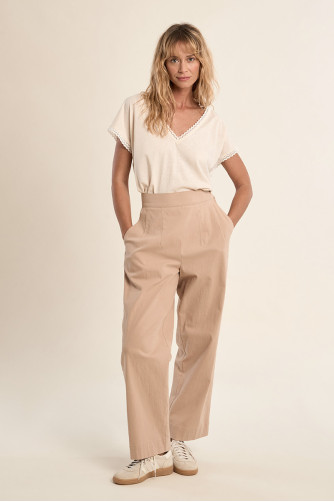Flowy, high-waisted trousers