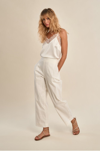 Flowy, high-waisted trousers