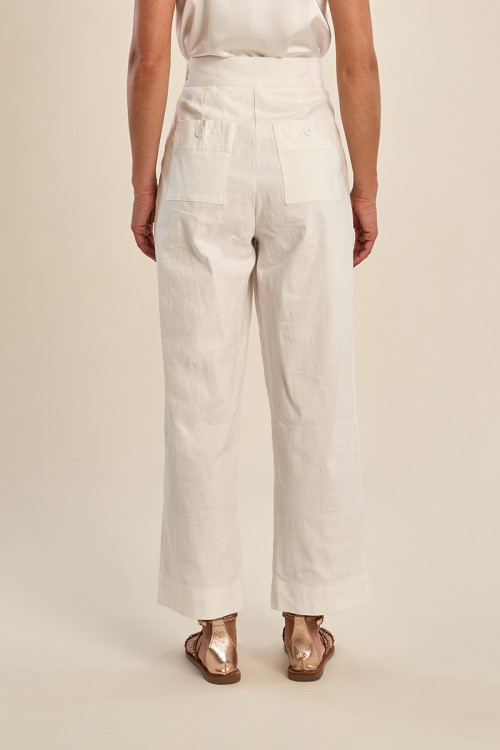 Pantalón de mujer tobillero, detalle pinzas.