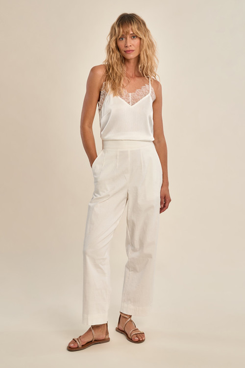 Pantalón de mujer tobillero, detalle pinzas.