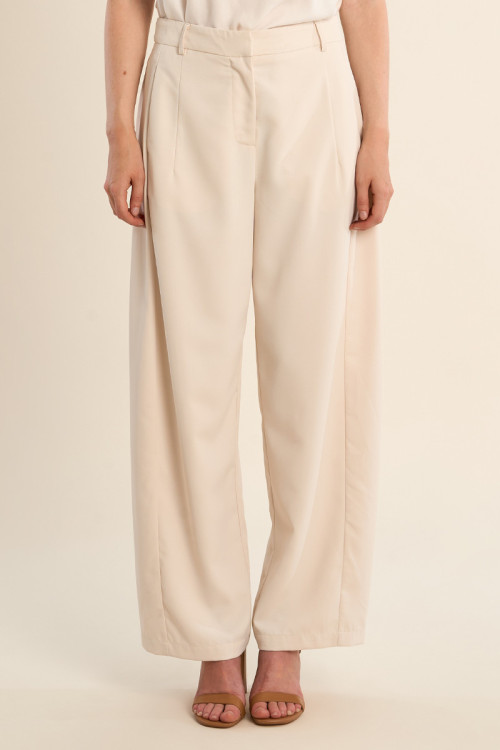Pantalón de mujer largo, detalle pinzas.