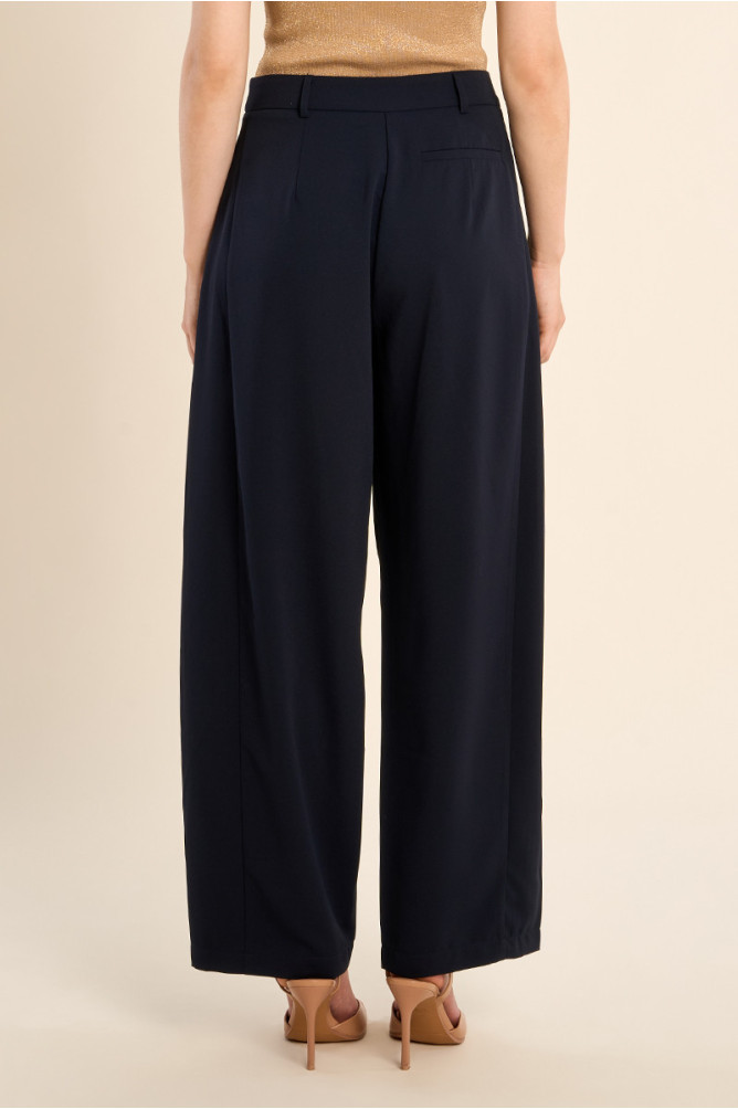 Pantalón de mujer largo, detalle pinzas.