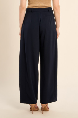 Pantalón de mujer largo, detalle pinzas.