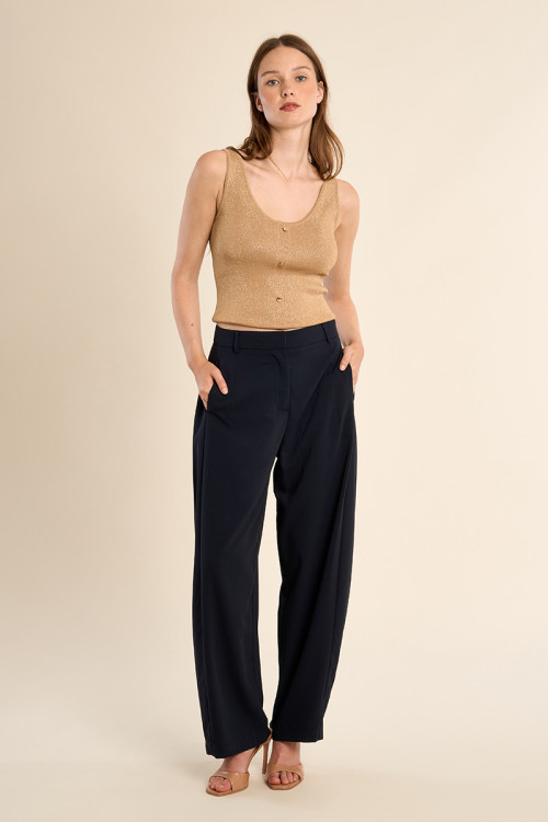 Pantalón de mujer largo, detalle pinzas.