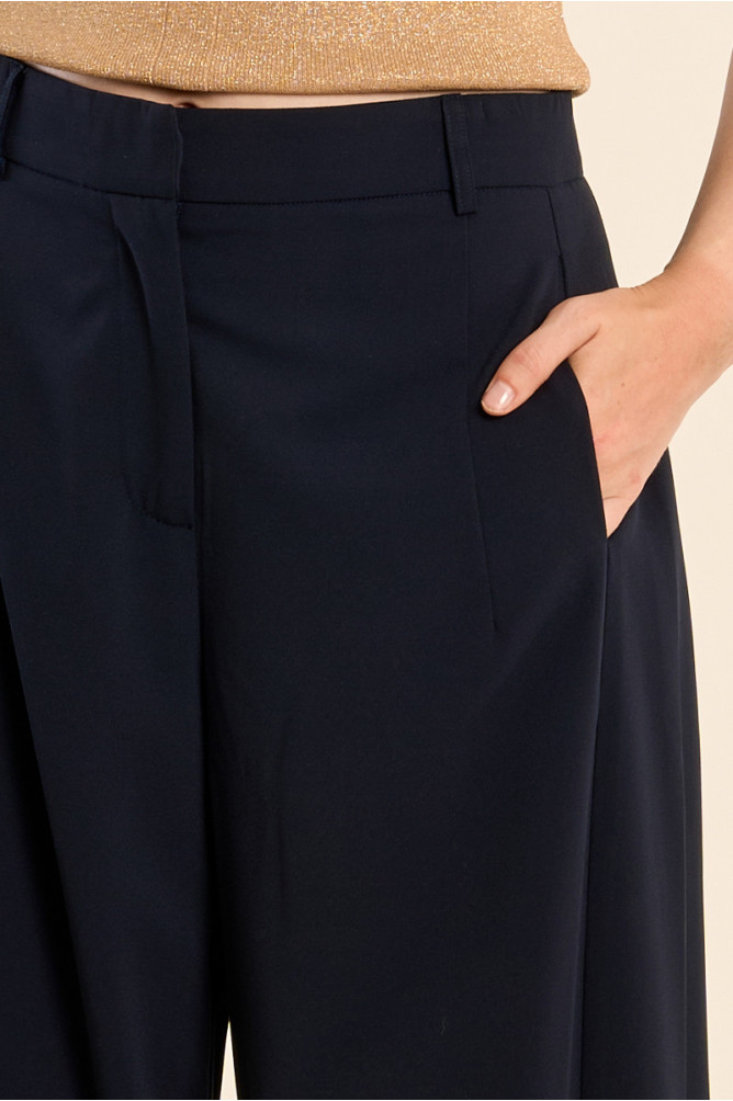 Pantalón de mujer largo, detalle pinzas.