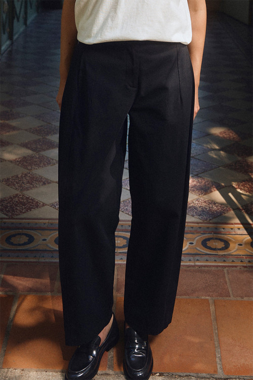 Pantalón de mujer tobillero, perneras anchas.