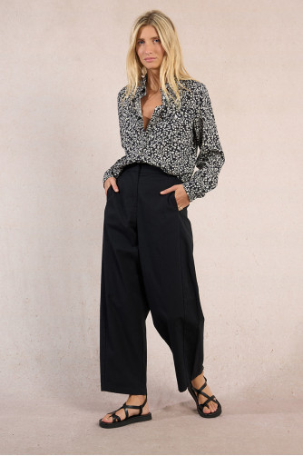 Pantalón de mujer tobillero, perneras anchas.