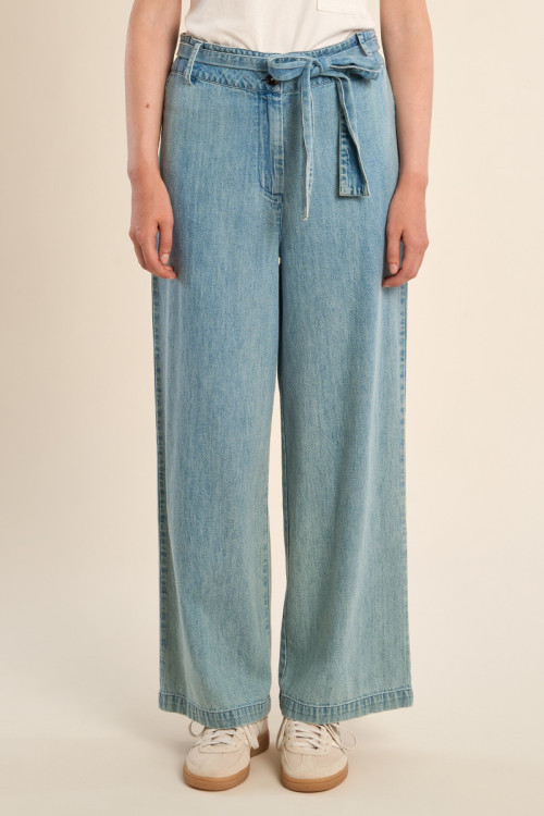 Pantalón de mujer largo, vaquero, con lazada y abalorios.