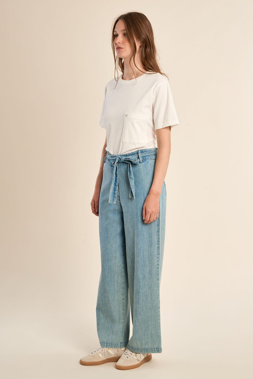Pantalón de mujer largo, vaquero, con lazada y abalorios.