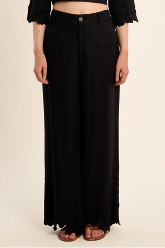 Pantalón de mujer largo, vaporoso, flores bordadas.