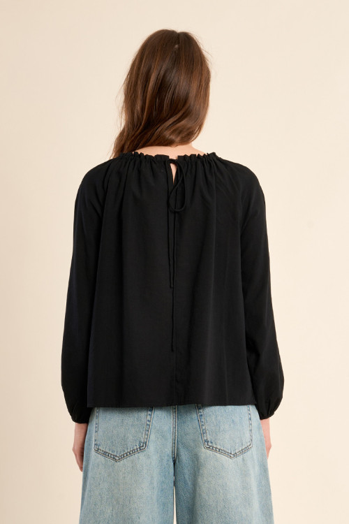 Blusa de mujer de manga larga, detalle abalorios.