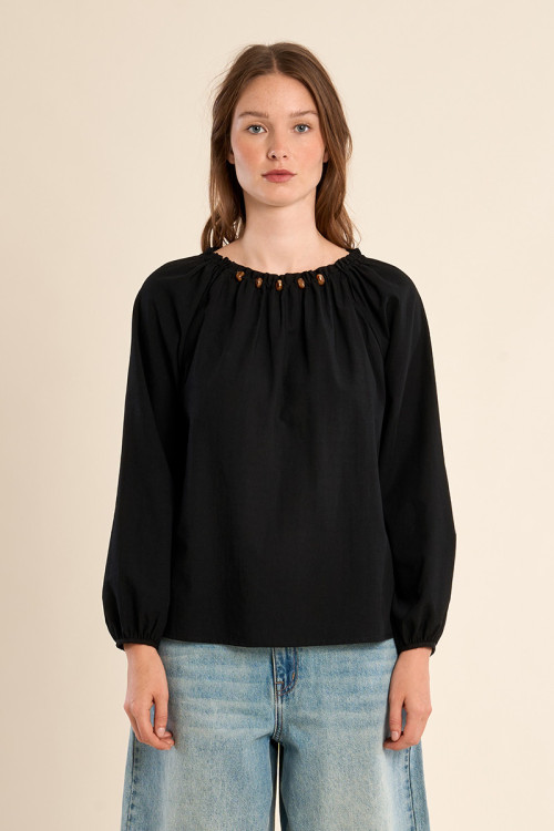 Blusa de mujer de manga larga, detalle abalorios.